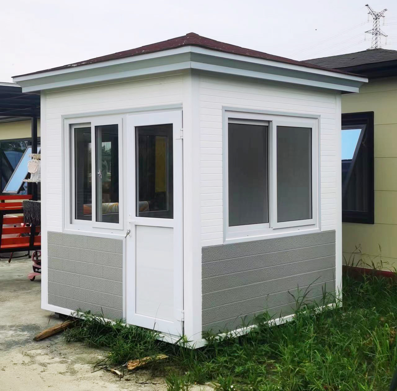 体积轻硬度强的金属雕花板岗亭